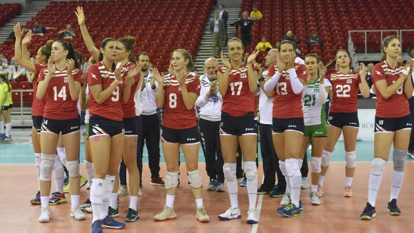 Budapest, 2018. június 15.
A magyar válogatott tagjai, miután 3-0-ra kikaptak Bulgária csapatától a nõi röplabda arany Európa Liga döntõjében a Papp László Budapest Sportarénában 2018. június 15-én.
MTI Fotó: Illyés Tibor