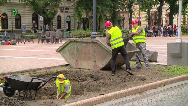 Készül a Szent István szobor talapzata Békéscsaba főterén. Fotó: Barna Tamás