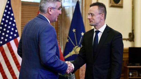 Indianapolis, 2018. július 25.
A Külgazdasági és Külügyminisztérium (KKM) által közreadott képen Szijjártó Péter külgazdasági és külügyminiszter (j) és Eric Holcomb, Indiana állam kormányzója kezet fog sajtótájékoztatójukon, miután felsőoktatási megállapo