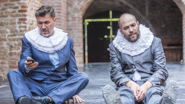 Tege Antal (b) Rosencrantz és Gulyás Attila (j) Guildenstern szerepében a XIV. Shakespeare Fesztiválon (MTI fotó: Rosta Tibor)