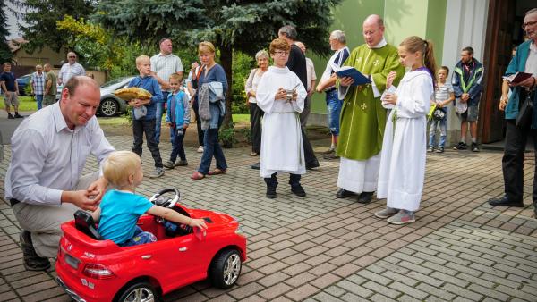 Járműszentelés Jaminában, a Jézus Szíve templom előtt. Fotó: behir.hu/V.D. 