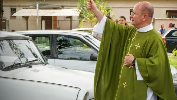 Járműszentelés Jaminában, a Jézus Szíve templom előtt. Fotó: behir.hu/V.D. 