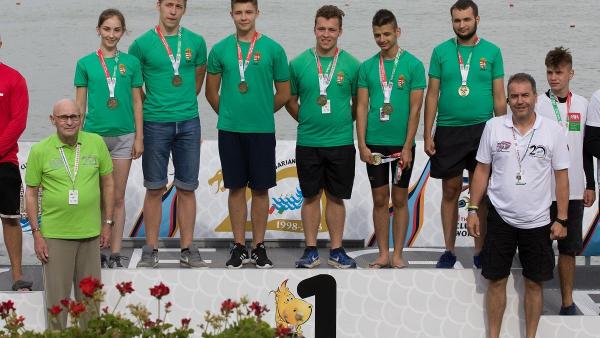 A szarvasi fiúk a dobogó tetején (Fotó: Magyar Sárkányhajó Szövetség)
