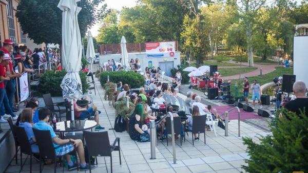 Békéscsabán a Csabagyöngyénél várták együtt a pontszámokat a felvételizők (fotó: Csabagyöngye Kulturális Központ)