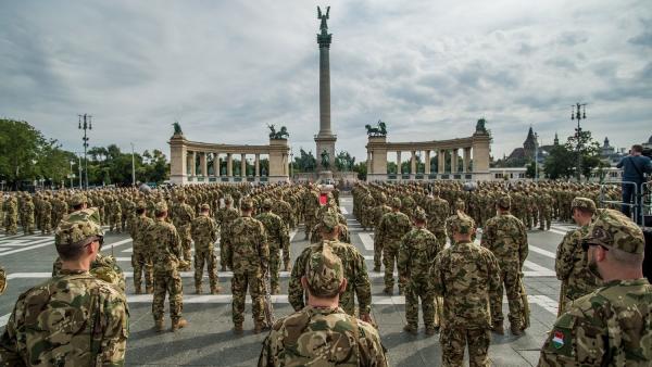 Altisztavatás a fővárosi Hősök terén (MTI fotó: Balogh Zoltán)