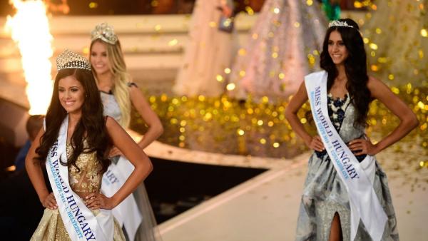 Szarvas Andrea (k) mögötte Józsa Eszter (j) elsõ- és Galambos Patrícia második udvarhölgy (MTI fotó: Balogh Zoltán)