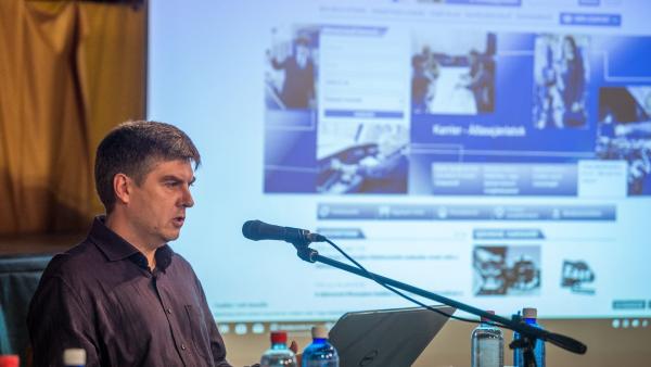 Molnár Ákos, az Informatika a Látássérültekért alapítvány munkatársa vonatjegyet vásárol egy szoftver segítségével a sajtótájékoztatón (MTI fotó: Balogh Zoltán)