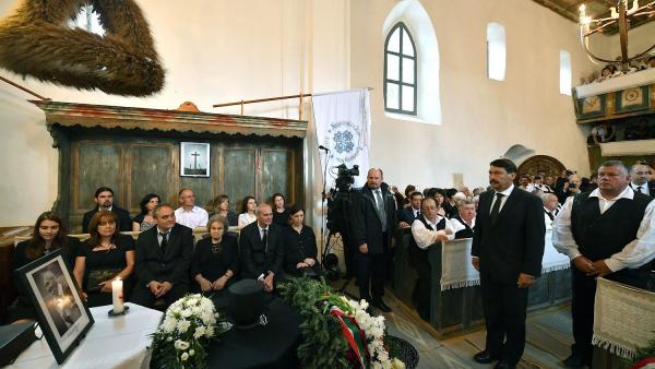 Áder János köztársasági elnök Kányádi Sándor búcsúztatásán a Hargita megyei Nagygalambfalva református templomában (MTI fotó: Czeglédi Zsolt)