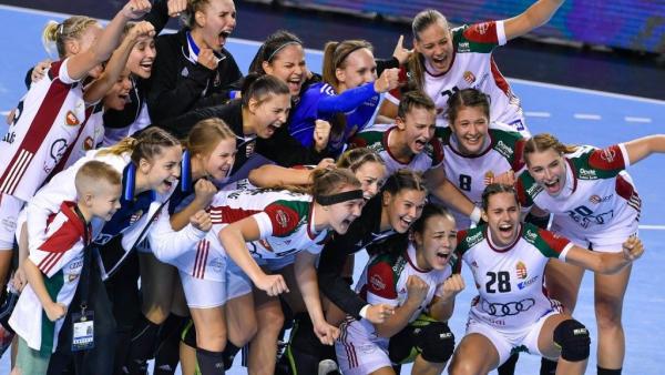 A magyar válogatott tagjai ünnepelnek, miután nyertek a Koreai Köztársaság csapata ellen a női junior kézilabda-világbajnokság elődöntőjében a debreceni Főnix Csarnokban (MTI fotó: Czeglédi Zsolt)