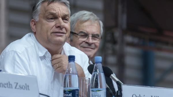 Orbán Viktor miniszterelnök előadást tart a 29. Bálványosi Nyári Szabadegyetem és Diáktáborban, mellette Tőkés László európai parlamenti képviselő, az Erdélyi Magyar Nemzeti Tanács elnöke (MTI fotó: Veres Nándor)