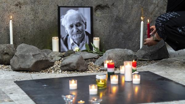 Mécsest gyújt egy megemlékező Kányádi Sándor emlékére (MTI fotó: Szigetváry Zsolt)