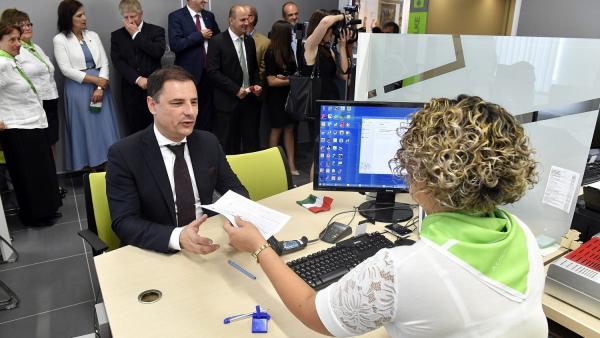 Tuzson Bence a kormányablak átadóján (MTI fotó: Máthé Zoltán)