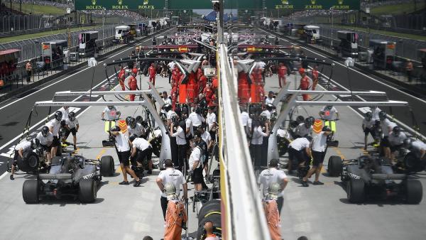 A boxutca a Forma-1-es Magyar Nagydíj első szabadedzésén (MTI fotó: Czeglédi Zsolt)