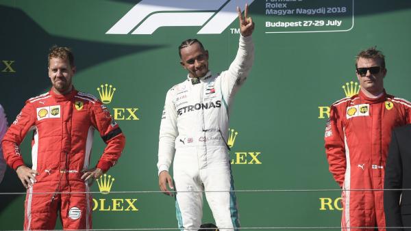 Az első helyezett Lewis Hamilton (k), a második helyezett Sebastian Vettel (b) és a harmadik Kimi Räikkönen lett Mogyoródon a Hungaroringen (MTI fotó: Kovács Tamás)