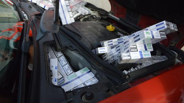 Egy autóban rejtegette az adózatlan dohányt az egyik gyanúsított. Fotó: NAV