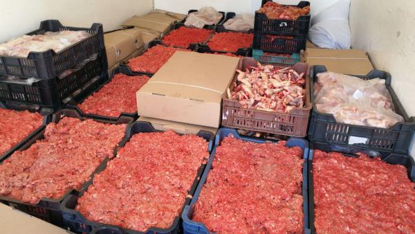 Romlott hús a teherautóban. Fotó: NAV