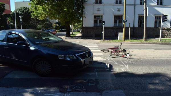 Szarvason, a Petőfi utca és a Szabadság út kereszteződésében egy személygépkocsi összeütközött egy kerékpáros nővel (fotó: police.hu)