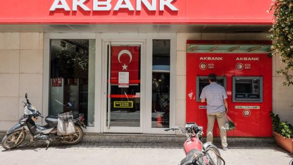19 May 2018, Selcuk, Turkey: A man withdraws money from an Akbank ATM.
- NO WIRE SERVICE - Photo: Jens Kalaene/dpa-Zentralbild/dpa
Fotó: AFP