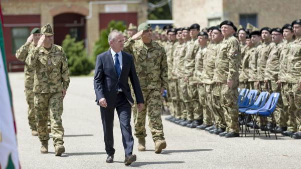 Budapest, 2018. július 2.
Benkõ Tibor honvédelmi miniszter (k) a Nemzeti Közszolgálati Egyetem Hungária körúti campusán tartott állománygyûlésen 2018. július 2-án. Huszonnégy év után újraindítják a tartalékos tisztképzést Magyarországon.
MTI Fotó: Mohai B