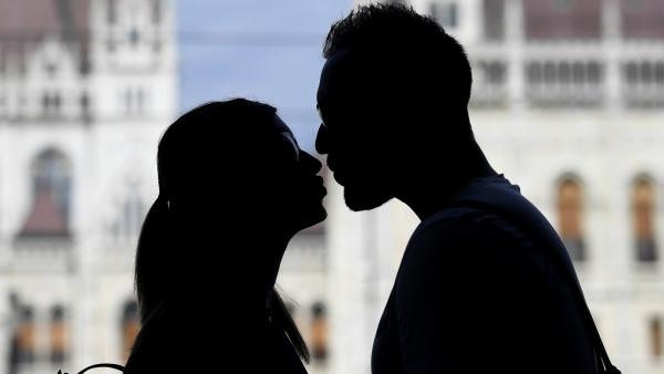 Budapest, 2018. július 6.
Fiatal pár csókolózik a Kossuth téren, a Parlament elõtt a csók világnapján, 2018. július 6-án.
MTI Fotó: Kovács Tamás