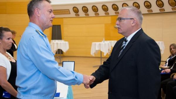 Dr. Márton Attila rendőr alezredes Budapesten, az Országos Rendőr-főkapitányságon dr. Töreki Sándor rendőr vezérőrnagy, bűnügyi országos rendőrfőkapitány-helyettestől vette át a díjat (fotó: police.hu )