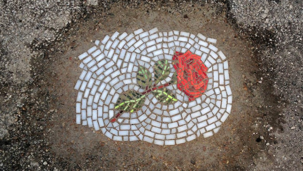 A művész egyik kátyúalkotása. Fotó: davidbruceblog.wordpress.com