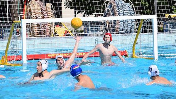 Az utánpótlás vízilabdáók, fehér sapkában a csabaiak. Fotó: csabapolo.hu