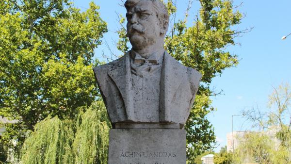 Áchim L. András mellszobra, Marton László alkotása (fotó: Kliment Pál)