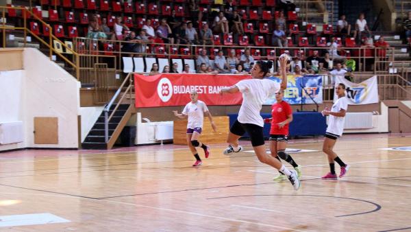 A kép jobb oldalán található nyílra kattintva megnézhetik galériánkat (Fotó: Milyó Pál)