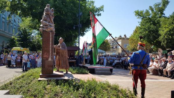 Szent István és Szűz Mária szobra Békéscsabán, a Szent István téren  (fotó: Kovács Dénes/ behir.hu)