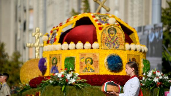 Debrecen, 2018. augusztus 20.
Új kenyeret tart a kezében egy lány a Szent Korona virágkocsi mellett a 49. Debreceni Virágkarneválon 2018. augusztus 20-án.
MTI Fotó: Czeglédi Zsolt