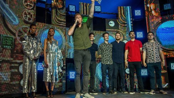 Marsalkó Dávid, a Halott Pénz énekese, miután átvette az év zenekarának járó díjat (MTI Fotó: Balogh Zoltán)