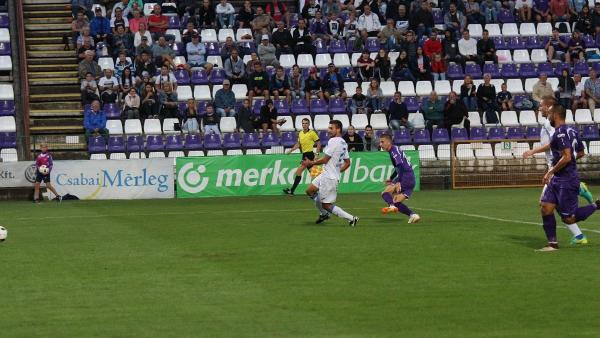 Gránicz (lilában) gólszerzés közben. A kép jobb oldalán található nyílra kattintva megnézhetik a mérkőzésről készült galériánkat (Fotó: Milyó Pál)