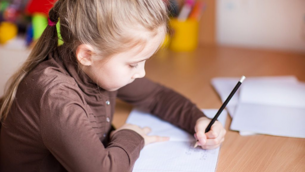 A 8. életévben fixálódik a kézhasználat (forrás: kolyokbirodalom.hu)