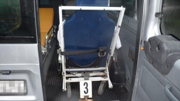 Balesetszállító autóban sérült meg egy idős asszony. Fotó: police.hu