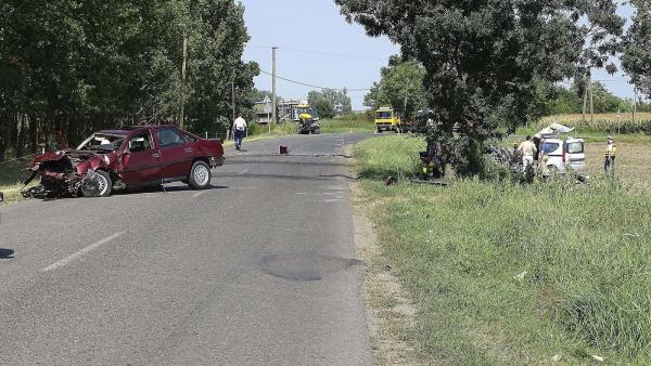 Rendõrök helyszínelnek Békés és Tarhos között, a balesetnél  (MTI fotó: Donka Ferenc)