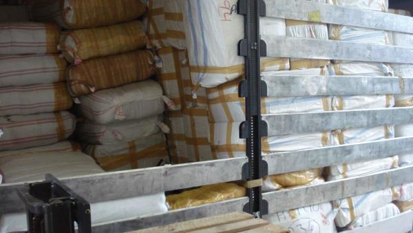 Gyulánál próbáltak meg átcsempészni 20 tonna hamis ruhát. Fotó: NAV