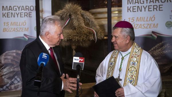 Jakab István, a Magyar Gazdakörök és Gazdaszövetkezetek Szövetségének elnöke, az Országgyűlés fideszes alelnöke (b) és Snell György püspök, a Szent István-bazilika plébánosa az aratókoszorú átadásán a Szent István-bazilikában (MTI fotó: Szigetváry Zsolt)