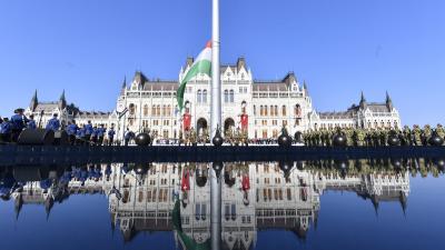 Budapest, 2018. augusztus 20.
Felvonják a nemzeti lobogót az augusztus 20-i nemzeti ünnepen a budapesti Kossuth téren 2018. augusztus 20-án.
MTI Fotó: Illyés Tibor