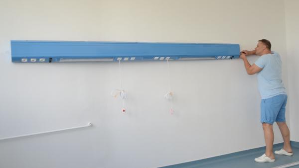 Szerelik az új fali ellátósávot. Fotó: Melega Krisztián/Orosházi Kórház