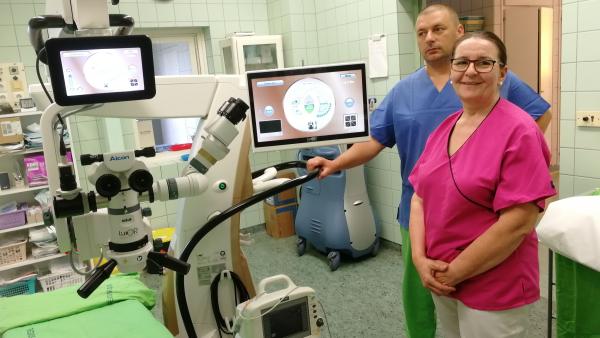Nagy értékű, modern műszert kapott kipróbálásra az Orosházi Kórház egynapos szemészeti részlege. Fotó: Melega Krisztián/Orosházi Kórház