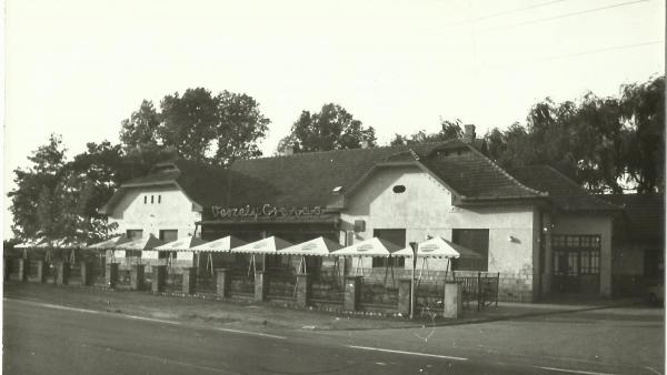 Az egykori árvaház épülete, itt már Veszely Csárdaként