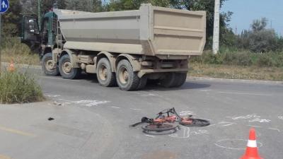 Békéscsabán, a Kétegyházi úton egy tehergépkocsi ütött el egy kerékpáros férfit (fotó: police.hu)
