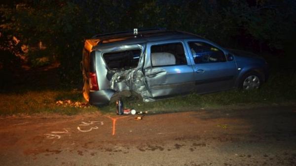 Kisdombegyházon egy személygépkocsi vezetője járművével egy kanyarban letért az útról és villanyoszlopnak ütközött (fotó: police.hu) 