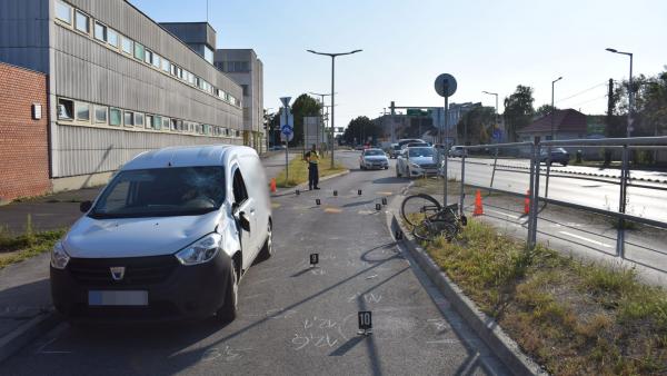 Békéscsabán, az Orosházi úton egy személyautó nem biztosított elsőbbséget és nekiütközött egy kerékpárosnak (fotó: police.hu) 