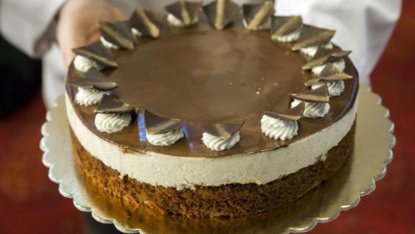 Az országtorta mézes-diós tészta alapú, van benne körte, csokoládé, vaníliás krém, fahéj és gyömbér (MTI fotó: Mohai Balázs)