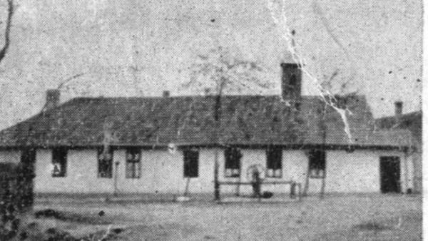 Képeslapfotó a megyeri fatornyos evangélikus (Mekis) iskoláról, 1941-ből