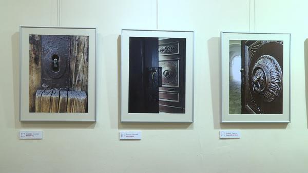 A debreceni ajtók tárulnak ki közel egy hónapig a gyulai Erkel Ferenc Művelődési Központ aulájában. Fotó: Ujházi György