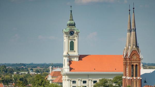 A felújított evangélikus nagytemplom és a római katolikus templom Békéscsabán. Fotó: behir.hu/Varga Diána