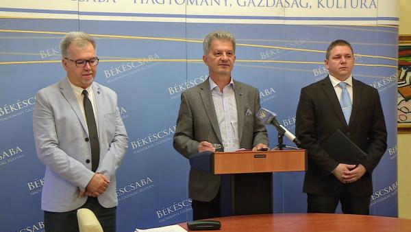 (b-j) Nagy Ferenc alpolgármester, Szarvas Péter polgármester és Borbola István fejlesztési tanácsadó. Fotó: Kovács Dénes